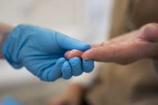 Le comité opposé à l'initiative du Centre pour un frein aux dépenses avertit du danger de médecine à deux vitesses que recèle le texte. Certaines prestations ne seraient plus remboursées que par les assurances complémentaires (Photo d'illustration). KEYSTONE/CHRISTIAN BEUTLER